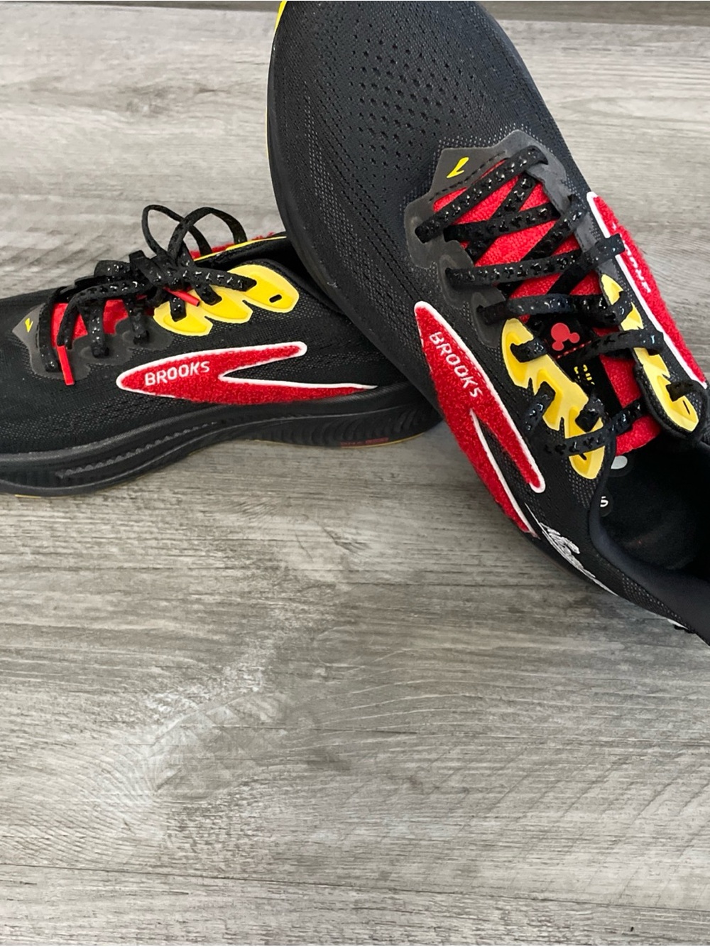 Run Disney Limited Edition Brooks Ghost 17 Mickey Mouse Shoes Mens Size 9.5